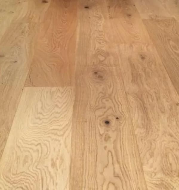 Pale oak-look planks with a strong grain pattern