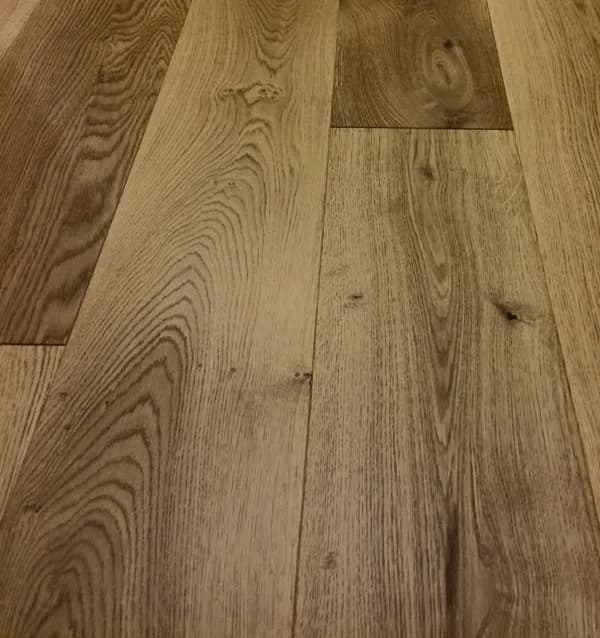 Oak-look planks in mixed light and dark tones